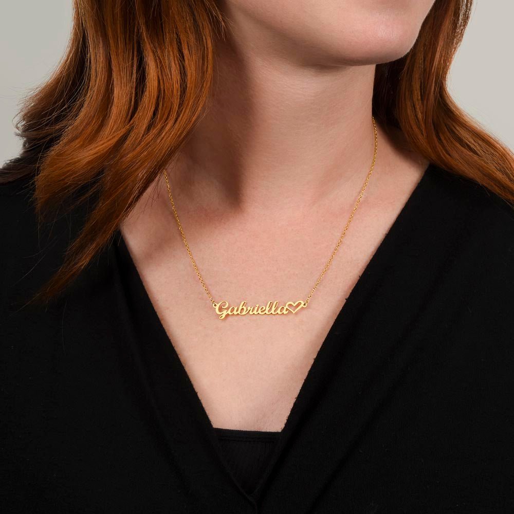 Woman wearing a custom name necklace in the color gold.