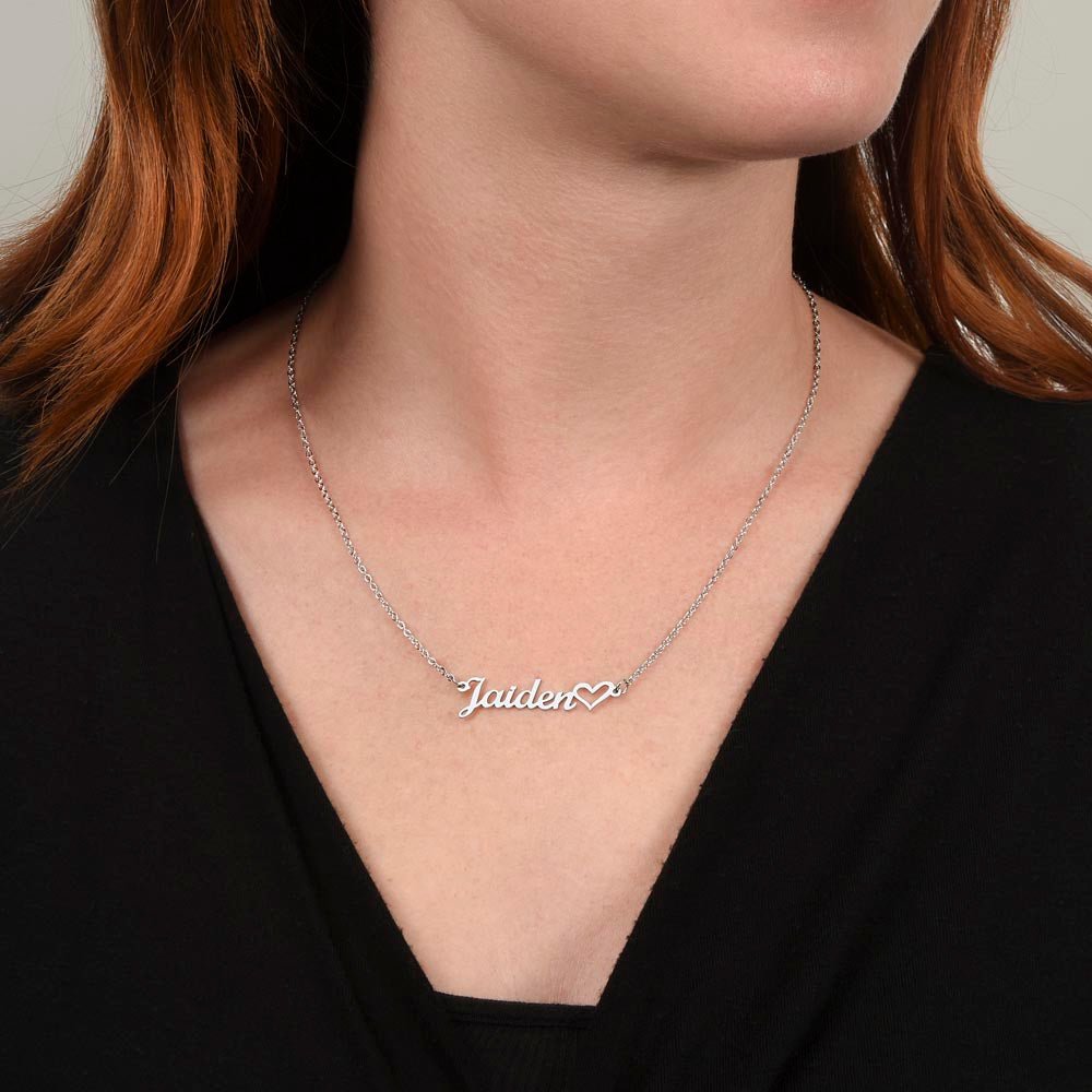 Woman wearing a custom name necklace in the color silver.